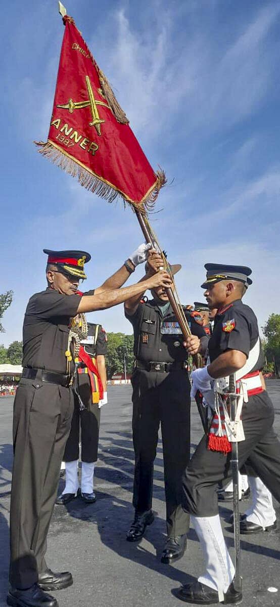 <div class="paragraphs"><p>ಡೆಹ್ರಾಡೂನ್‌ನಲ್ಲಿಯ ಭಾರತೀಯ ಸೇನಾ ಅಕಾಡಮಿಯಲ್ಲಿ (ಐಎಂಎ) ಶನಿವಾರ ನಡೆದ ನಿರ್ಗಮನ ಪಥಸಂಚಲನದಲ್ಲಿ ಲೆಫ್ಟಿನಂಟ್‌ ಜನರಲ್‌ ಎಂ.ವಿ. ಸುಚೀಂದ್ರ ಕುಮಾರ್‌ ಅವರು ಭಾಗಿಯಾಗಿದ್ದರು&nbsp; &nbsp;</p></div>