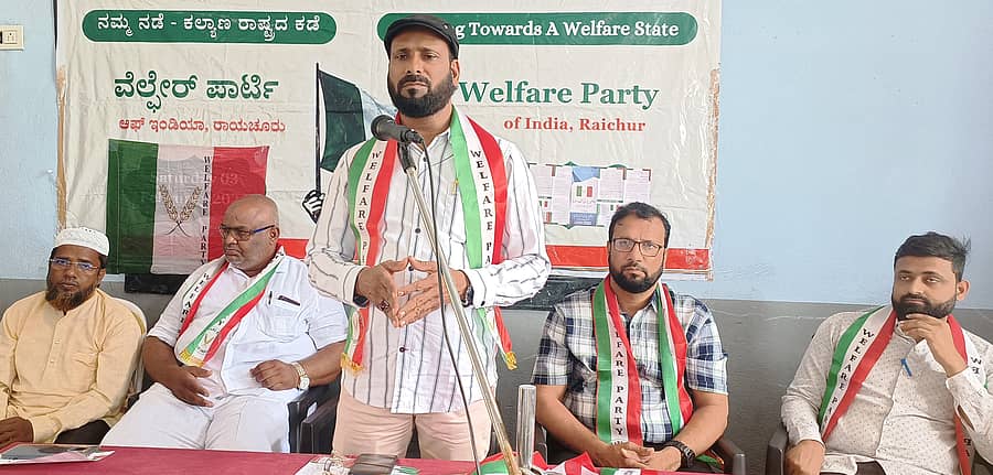 ಸಿಂಧನೂರಿನ ಇಖ್ರಾ ಶಾಲೆಯಲ್ಲಿ ಭಾನುವಾರ ನಡೆದ ವೆಲ್ಪೇರ್ ಪಾರ್ಟಿಯ ಜಿಲ್ಲಾ ಕಾರ್ಯಕರ್ತರ ಸಮಾವೇಶದಲ್ಲಿ ವೆಲ್ಪೇರ್ ಪಾರ್ಟಿಯ ರಾಜ್ಯ ಘಟಕದ ಅಧ್ಯಕ್ಷ ತಾಹೀರ್ ಹುಸೇನ್ ವಕೀಲ ಮಾತನಾಡಿದರು