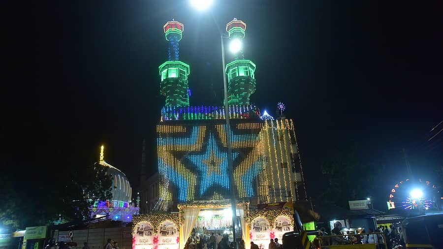 ಹಳೇ ಹುಬ್ಬಳ್ಳಿಯ ಇಂಡಿ ಪಂಪ್‌ ಸಮೀಪದ ಹಜರತ್‌ ಫತೇ ಶಾ ವಲಿ ದರ್ಗಾ ವಿದ್ಯುದ್ದೀಪಗಳಿಂದ ಕಂಗೊಳಿಸುತ್ತಿದೆ  – ಪ್ರಜಾವಾಣಿ ಚಿತ್ರ/ ಗುರು ಹಬೀಬ