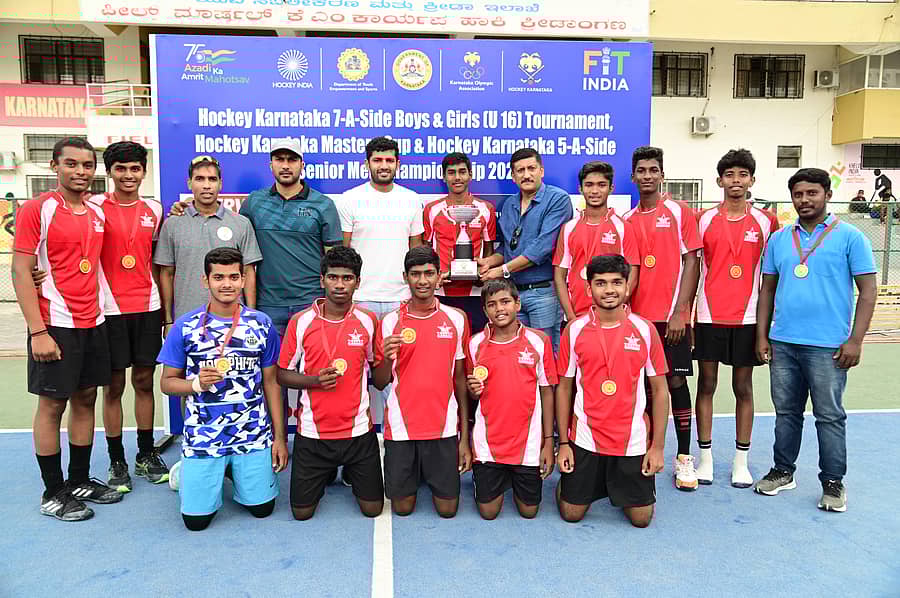 16 ವರ್ಷದೊಳಗಿನವರ ಹಾಕಿ ಕರ್ನಾಟಕ ಸೆವೆನ್ಸ್ ಟೂರ್ನಿಯ ಬಾಲಕರ ವಿಭಾಗದಲ್ಲಿ ಪ್ರಶಸ್ತಿ ಗೆದ್ದ ರೈಸಿಂಗ್ ಸ್ಟಾರ್ ಹಾಕಿ ಕ್ಲಬ್ ತಂಡ