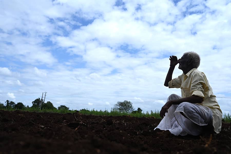 ಬೀದರ್ ತಾಲ್ಲೂಕಿನ ಘೋಡಂಪಳ್ಳಿಯಲ್ಲಿ ರೈತನೊಬ್ಬ ತನ್ನ ಹೊಲದಲ್ಲಿ ಕುಳಿತು ಮಳೆಯ ನಿರೀಕ್ಷೆಯಲ್ಲಿ ಮೋಡಗಳತ್ತ ಮುಖ ಮಾಡಿರುವುದು
