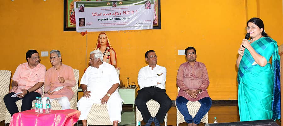 ಕಲಬುರಗಿಯ ಶೃಂಗೇರಿ ಶಂಕರ ಮಠದಲ್ಲಿ ಬುಧವಾರ ಹಮ್ಮಿಕೊಂಡಿದ್ದ ‘ದ್ವಿತೀಯ ಪಿಯುಸಿ ನಂತರ ಮುಂದೇನು?’ ಕುರಿತ ಮಾರ್ಗದರ್ಶನ ಕಾರ್ಯಾಗಾರದಲ್ಲಿ ಡಾ. ಮೇಘಾ ಕಮಲಾಪುರಕರ ಮಾತನಾಡಿದರು. ಪ್ರೊ. ಪ್ರಲ್ಹಾದ ಭುರ್ಲಿ, ಪ್ರೊ. ನರೇಂದ್ರ ಬಡಶೇಷಿ, ಪಿ.ಎಚ್.ಕುಲಕರ್ಣಿ, ಪ್ರೊ. ಜಯಪ್ರಕಾಶ ಎ.ಕೆ., ಪ್ರೊ. ನಚಿಕೇತ ವಳಸಂಗಕರ ಪಾಲ್ಗೊಂಡಿದ್ದರು