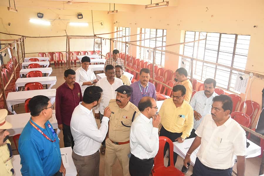 ಜಿಲ್ಲಾ ಚುನಾವಣಾಧಿಕಾರಿ ಗೋವಿಂದ ರೆಡ್ಡಿ ಅವರು ಮತ ಎಣಿಕೆ ನಡೆಯಲಿರುವ ಬೀದರ್ನ ಬಿ.ವಿ. ಭೂಮರಡ್ಡಿ ಕಾಲೇಜಿನಲ್ಲಿ ಸೋಮವಾರ ಸಿದ್ಧತಾ ಕಾರ್ಯ ಪರಿಶೀಲಿಸಿದರು