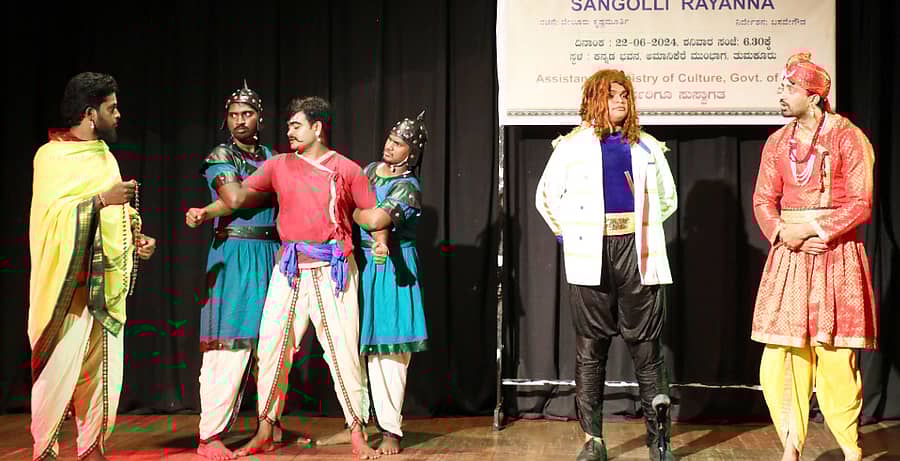 ತುಮಕೂರಿನಲ್ಲಿ ಶನಿವಾರ ಸಮಸ್ತರು ರಂಗ ಸಂಸ್ಥೆಯಿಂದ ‘ಸಂಗೊಳ್ಳಿ ರಾಯಣ್ಣ’ ನಾಟಕ ಪ್ರದರ್ಶಿಸಲಾಯಿತು