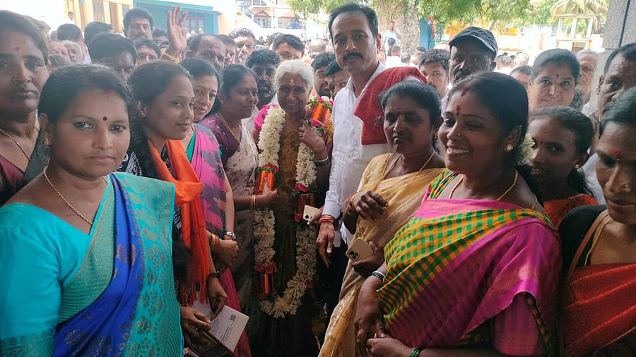 ಕನಕಪುರ ಕೆಂಕೆರಮ್ಮ ದೇವಾಲಯಕ್ಕೆ ಭೇಟಿ ನೀಡಿದ್ದ ಅನಸೂಯ ಅವರನ್ನು ಬಿಜೆಪಿ ಜೆಡಿಎಸ್ ಮಹಿಳಾ ಪದಾಧಿಕಾರಿಗಳು ಸ್ವಾಗತಿಸಿದರು