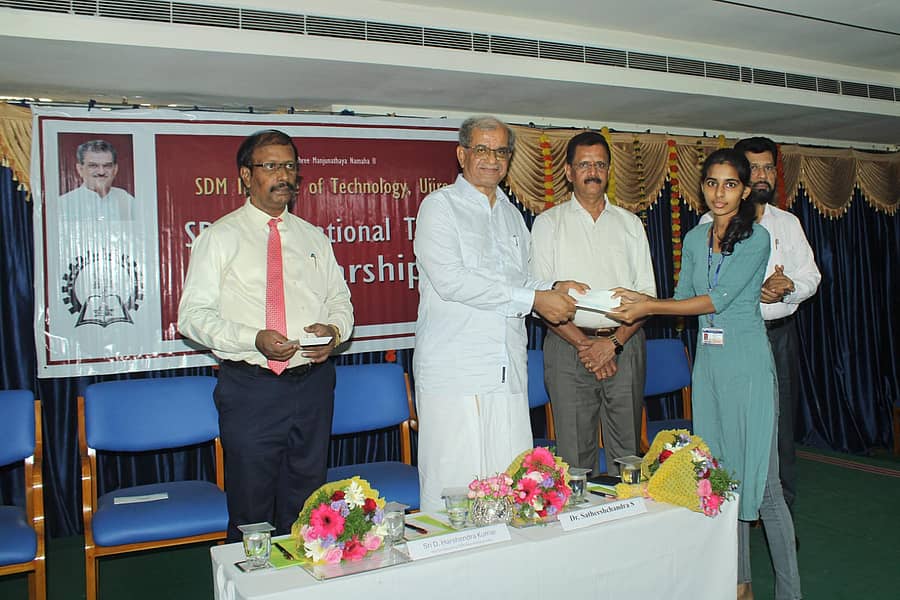 ಎಸ್‌ಡಿಎಂ ಶಿಕ್ಷಣ ಸಂಸ್ಥೆಗಳ ಕಾರ್ಯದರ್ಶಿ ಡಿ.ಹರ್ಷೇಂದ್ರಕುಮಾರ್‌ ಅವರು ವಿದ್ಯಾರ್ಥಿವೇತನ ವಿತರಿಸಿದರು