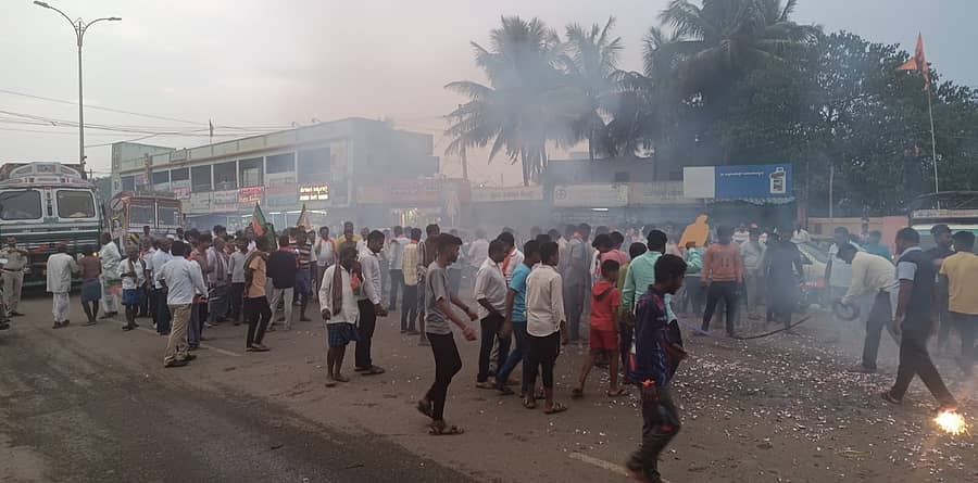 ಪ್ರಧಾನಿಯಾಗಿ ನರೇಂದ್ರ ಮೋದಿ ಪ್ರಮಾಣ ವಚನಸ್ವೀಕರಿಸುತ್ತಿದ್ದಂತೆ ನರಗುಂದದ ಶಿವಾಜಿ ವೃತ್ತದಲ್ಲಿ ಬಿಜೆಪಿ ಕಾರ್ಯಕರ್ತರು ಪಟಾಕಿ ಸಿಡಿಸಿ ಸಂಭ್ರಮಿಸಿದರು