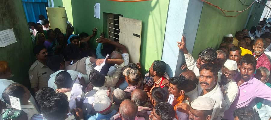 ತಿಕೋಟಾದ ರೈತ ಸಂಪರ್ಕ ಕೇಂದ್ರದಲ್ಲಿ ರೈತರು ಬಿತ್ತನೆ ಬೀಜ ಪಡೆಯಲು ಮುಗಿಬಿದ್ದಿದ್ದರು