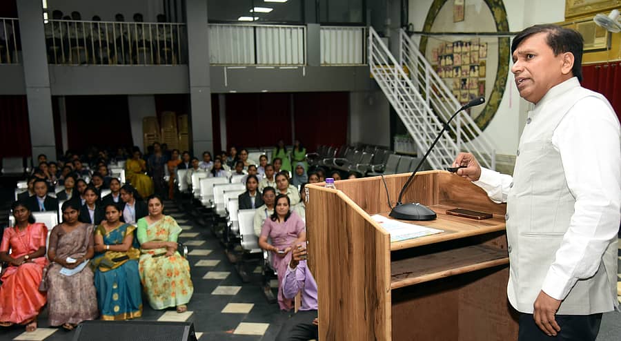 ಕಲಬುರಗಿಯ ಶರಣಬಸವ ವಿಶ್ವವಿದ್ಯಾಲಯದ ದೊಡ್ಡಪ್ಪ ಅಪ್ಪ ಸಭಾಂಗಣದಲ್ಲಿ ಮಂಗಳವಾರ ನಡೆದ ವಿಶ್ವ ರಕ್ತದಾನಿಗಳ ದಿನಾಚರಣೆ ಪ್ರಯುಕ್ತ ರಕ್ತದಾನ ಕುರಿತು ಡಾ. ಮಂಜುನಾಥ ದೋಶೆಟ್ಟಿ ಅವರು ಉಪನ್ಯಾಸ ನೀಡಿದರು