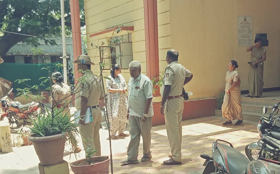 ಭ್ರೂಣಹತ್ಯೆ ಪ್ರಕರಣದ ಆರೋಪಿ ಕವಿತಾ ಬಾಡನವರ ಅವರನ್ನು ಮಹಾಲಿಂಗಪುರ ಪೊಲೀಸರು ಭಾನುವಾರ ವಿಚಾರಣೆಗೆ ಕರೆದೊಯ್ದರು