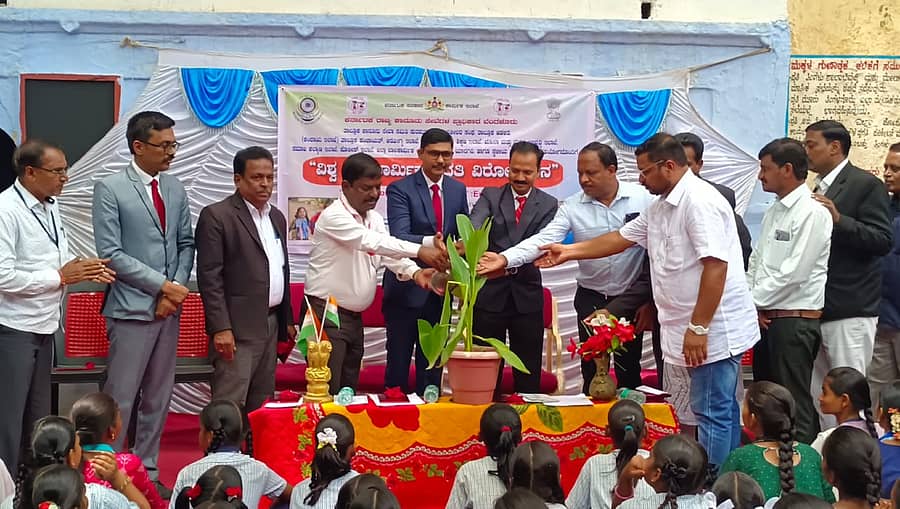 ಸುರಪುರದ ದರ್ಬಾರ್ ಶಾಲೆಯಲ್ಲಿ ಬುಧವಾರ ಏರ್ಪಡಿಸಿದ್ದ ಬಾಲ ಕಾರ್ಮಿಕ ಪದ್ಧತಿ ವಿರೋಧಿ ದಿನಾಚರಣೆಯನ್ನು ನ್ಯಾಯಾಧೀಶ ಕೆ. ಮಾರುತಿ ಉದ್ಘಾಟಿಸಿದರು