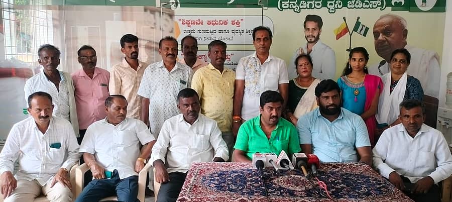 ರಾಮನಗರದ ಜೆಡಿಎಸ್ ಕಚೇರಿಯಲ್ಲಿ ಮಂಗಳವಾರ ನಡೆದ ಸುದ್ದಿಗೋಷ್ಠಿಯಲ್ಲಿ, ತಾಲ್ಲೂಕಿನ ಮಾಯಗಾನಹಳ್ಳಿ ಹಾಲು ಉತ್ಪಾದಕರ ಸಹಕಾರ ಸಂಘದ ಸದಸ್ಯ ಯೋಗೇಶ್ ಮಾತನಾಡಿದರು. ಗ್ರಾಮಸ್ಥರು ಹಾಗೂ ಜೆಡಿಎಸ್ ಮುಖಂಡರು ಇದ್ದಾರೆ