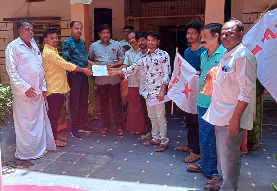 ತೋರಣಗಲ್ಲು ಗ್ರಾಮದಲ್ಲಿ ಮೂಲಭೂತ ಸೌಲಭ್ಯಗಳನ್ನು ಕಲ್ಪಿಸುವಂತೆ ಒತ್ತಾಯಿಸಿ ಡಿವೈಎಫ್ಐ ಸಂಘಟನೆಯ ಮುಖಂಡರು ಪಂಚಾಯಿತಿ ಅಧ್ಯಕ್ಷ ಎ.ವಿರೇಶಪ್ಪ ಅವರಿಗೆ ಶನಿವಾರ ಮನವಿ ಸಲ್ಲಿಸಿದರು