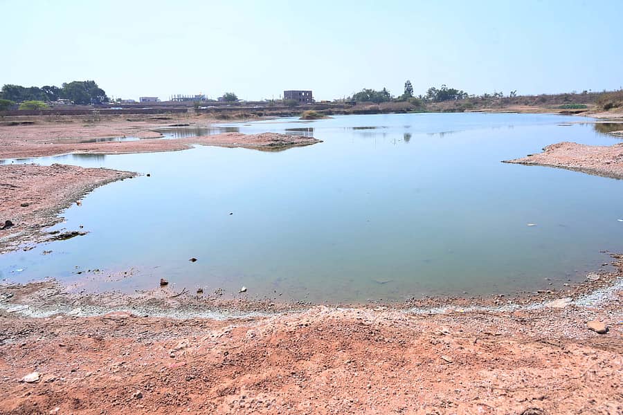 ಹಳದಕೇರಿ ಕೆರೆಯ ಸುತ್ತಮುತ್ತ ನಿರ್ಮಾಣ ಚಟುವಟಿಕೆಗಳು ಎಗ್ಗಿಲ್ಲದೆ ನಡೆಯುತ್ತಿರುವುದರಿಂದ ಕೆರೆಯಲ್ಲಿ ನೀರಿನ ಸಂಗ್ರಹ ಕಡಿಮೆಯಾಗುತ್ತಿದೆ