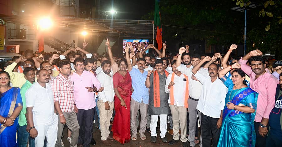 ನರೇಂದ್ರ ಮೋದಿ ಅವರು ಸತತ ಮೂರನೇ ಅವಧಿಗೆ ಪ್ರಧಾನಿಯಾಗಿ ನವದೆಹಲಿಯಲ್ಲಿ ಪ್ರಮಾಣ ವಚನ ಸ್ವೀಕರಿಸುತ್ತಿದ್ದಂತೆಯೇ ನಗರದ ಬಿಜೆಪಿ ಕಚೇರಿ ಬಳಿ ಪಕ್ಷದ ಮುಖಂಡರು ಹಾಗೂ ಕಾರ್ಯಕರ್ತರು ಜೈಕಾರ ಹಾಕಿ ಭಾನುವಾರ ಸಂಭ್ರಮಿಸಿದರು– ಪ್ರಜಾವಾಣಿ ಚಿತ್ರ