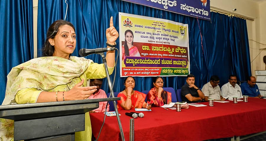 ಕಲಬುರಗಿಯ ಸರ್ಕಾರಿ ಮಹಾವಿದ್ಯಾಲಯ (ಸ್ವಾಯತ್ತ) ಕಾಲೇಜಿನಲ್ಲಿ ಆಯೋಜಿಸಿದ್ದ ಸಂವಾದದಲ್ಲಿ ರಾಜ್ಯ ಮಹಿಳಾ ಅಯೋಗದ ಅಧ್ಯಕ್ಷೆ ಡಾ.ನಾಗಲಕ್ಷ್ಮಿ ಚೌಧರಿ ಮಾತನಾಡಿದರು. ಪ್ರೊ.ಸವಿತಾ ತಿವಾರಿ, ಮಹಿಳಾ ಮತ್ತು ಮಕ್ಕಳ ಅಭಿವೃದ್ಧಿ ಇಲಾಖೆ ಉಪನಿರ್ದೇಶಕ ಯು.ನವೀನ್ ಕುಮಾರ್ ಹಾಗೂ ಕಾಲೇಜಿನ ಪ್ರಾಧ್ಯಾಪಕರು ಭಾಗವಹಿಸಿದ್ದರು –ಪ್ರಜಾವಾಣಿ ಚಿತ್ರ