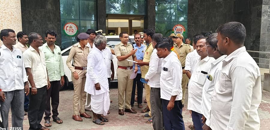 ಧರಣಿ ನಿರತರ ಮೇಲೆ ದೌರ್ಜನ್ಯ ಎಸಗಿದ ಪೊಲೀಸರ ಮೇಲೆ ಕ್ರಮಕ್ಕೆ ಆಗ್ರಹಿಸಿ ಎಸ್ಎಫ್ಐ ನೇತೃತ್ವದಲ್ಲಿ ಮುಖಂಡರು ಗುರುವಾರ ರಾಯಚೂರಿನ ಜಿಲ್ಲಾ ಪೊಲೀಸ್ ವರಿಷ್ಠಾಧಿಕಾರಿಗೆ ಕಚೇರಿ ಬಳಿ ಮನವಿ ಸಲ್ಲಿಸಿದರು