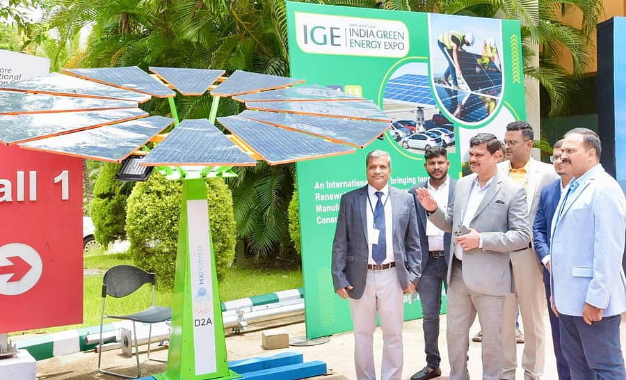 ಬಿಐಇಸಿಯಲ್ಲಿ ಸೋಮವಾರದಿಂದ ಆರಂಭವಾದ ಮೂರು ದಿನಗಳ ಅಂತರರಾಷ್ಟ್ರೀಯ ಇಂಡಿಯಾ ಗ್ರೀನ್ ಎನರ್ಜಿ ಎಕ್ಸ್‌ಪೊಗೆ ಬೆಸ್ಕಾಂ ವ್ಯವಸ್ಥಾಪಕ ನಿರ್ದೇಶಕ  ಮಹಾಂತೇಶ ಬೀಳಗಿ ಚಾಲನೆ ನೀಡಿ, ಮೇಳದಲ್ಲಿ ಪ್ರದರ್ಶಿಸಿದ್ದ ಸೌರಶಕ್ತಿ ಮಾದರಿಗಳನ್ನು ವೀಕ್ಷಿಸಿದರು.
