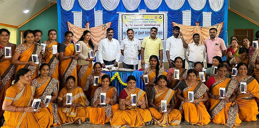 ಕೆ.ಆರ್.ಪೇಟೆಯ ಯಶಸ್ವಿನಿ ಸಮುದಾಯ ಭವನದಲ್ಲಿ ನಡೆದ ಕಾರ್ಯಕ್ರಮದಲ್ಲಿ ಶಾಸಕ ಎಚ್.ಟಿ. ಮಂಜು ಅಂಗನವಾಡಿ ಕಾರ್ಯಕರ್ತೆಯರಿಗೆ ಸ್ಮಾರ್ಟ್ ಫೋನ್‌ಗಳನ್ನು ವಿತರಿಸಿದರು.