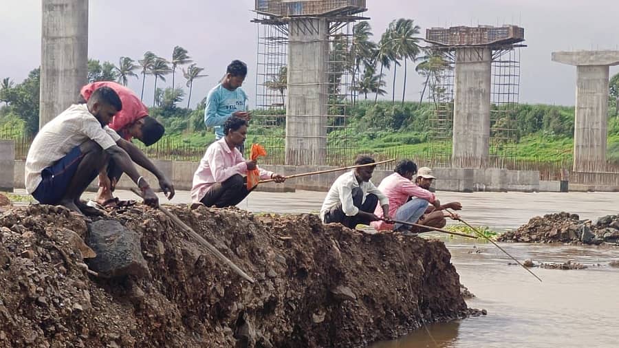 <div class="paragraphs"><p>ಚಿಕ್ಕೋಡಿ ತಾಲ್ಲೂಕಿನ ಕಲ್ಲೋಳ ಬಳಿಯ ಕೃಷ್ಣಾ ನದಿ ತಟದಲ್ಲಿ ಯುವಕರು ಮೀನು ಹಿಡಿಯುತ್ತಿರುವುದು</p></div>