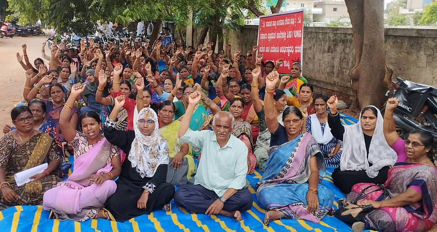 ಕಂಪ್ಲಿ ತಾಲ್ಲೂಕು ಕಚೇರಿ ಎದುರಿಗೆ ರಾಜ್ಯ ಅಂಗನವಾಡಿ ನೌಕರರ ಸಂಘದ ತಾಲ್ಲೂಕು ಸಮಿತಿಯವರು ಬುಧವಾರದಿಂದ ಅನಿರ್ಧಿಷ್ಟಾವಧಿ ಧರಣಿ ಆರಂಭಿಸಿದರು