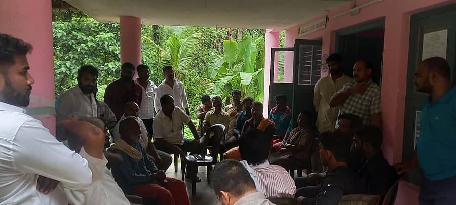 ಶಾಸಕ ಸುರೇಶ್ ಕುಮಾರ್ ಅವರು ಬಾಂಜಾರುಮಲೆಗೆ ಭೇಟಿ ನೀಡಿ ಮತದಾರರನ್ನು ಅಭಿನಂದಿಸಿದರು