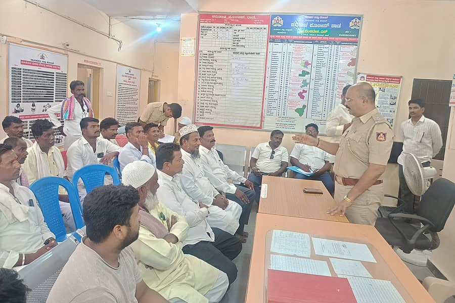 ಕವಿತಾಳ ಪೊಲೀಸ್ ಠಾಣೆಯಲ್ಲಿ ಭಾನುವಾರ ನಡೆದ ಶಾಂತಿ ಸಭೆಯಲ್ಲಿ ಸಬ್ಇನ್ಸ್ಪೆಕ್ಟರ್ ವೆಂಕಟೇಶ ನಾಯಕ ಮಾತನಾಡಿದರು