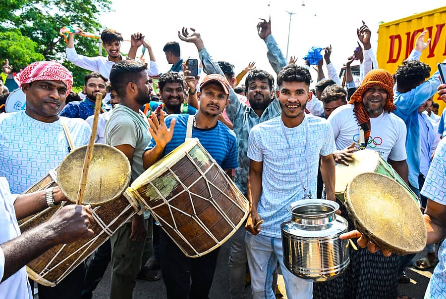 <div class="paragraphs"><p>ಕಲಬುರಗಿ ಲೋಕಸಭಾ ಕ್ಷೇತ್ರದಲ್ಲಿ ಕಾಂಗ್ರೆಸ್ ಪಕ್ಷ ಸ್ಪಷ್ಟ ಬಹುಮತ ಗಳಿಸಿದ ಹಿನ್ನೆಲೆಯಲ್ಲಿ ಗುಲಬರ್ಗಾ ವಿಶ್ವವಿದ್ಯಾಲಯ ಮುಂಭಾಗ ಮಂಗಳವಾರ ಪಕ್ಷದ ಕಾರ್ಯಕರ್ತರು ವಿಜಯೋತ್ಸವ ಆಚರಿಸಿದರು</p></div>