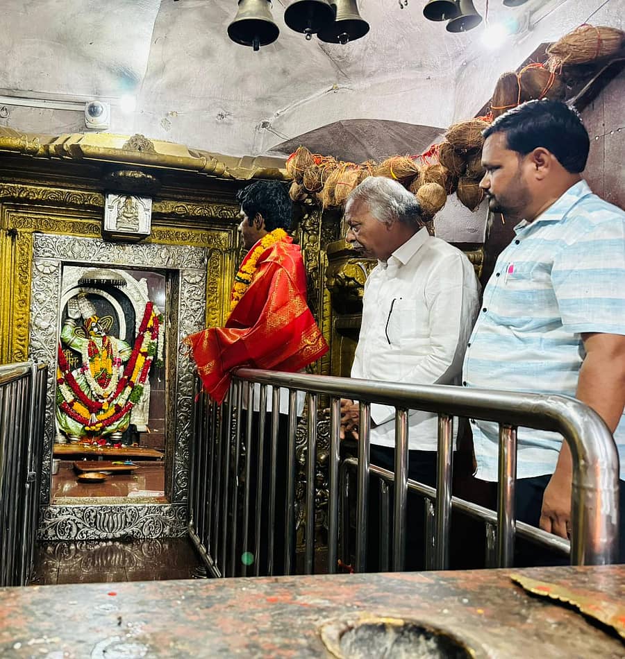 ಖಟಕಚಿಂಚೋಳಿ ಹೋಬಳಿಯ ಚಳಕಾಪುರ ಗ್ರಾಮದ ಹನುಮಾನ ದೇವಸ್ಥಾನಕ್ಕೆ ಸಂಸದ ಸಾಗರ ಖಂಡ್ರೆ ಭೇಟಿ ಹನುಮಾನ ದೇವರ ದರ್ಶನ ಪಡೆದರು