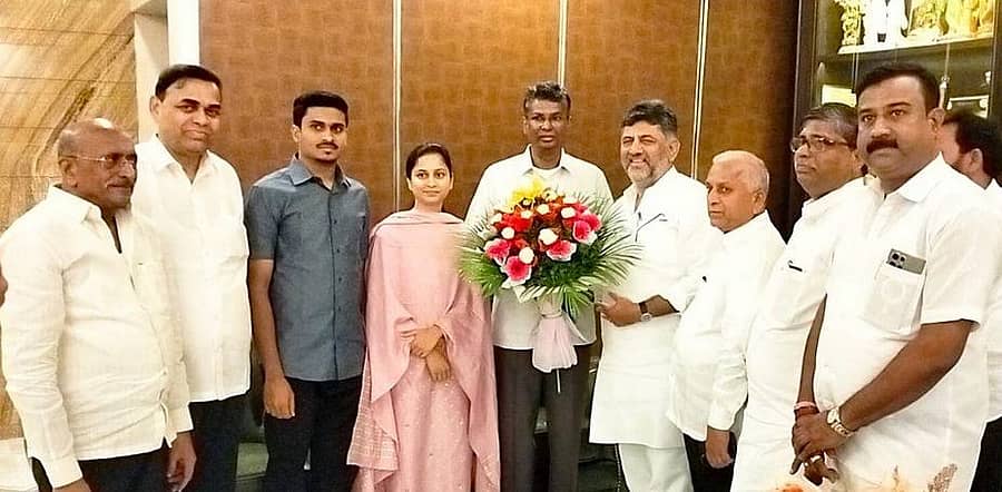 ಬೆಂಗಳೂರಿನಲ್ಲಿ ಮಂಗಳವಾರ ಸಂಸದೆ ಪ್ರಿಯಾಂಕಾ ಜಾರಕಿಹೊಳಿ ಅವರು ಡಿಸಿಎಂ ಡಿ.ಕೆ.ಶಿವಕುಮಾರ್ ಅವರನ್ನು ಭೇಟಿ ಮಾಡಿ ಆಶೀರ್ವಾದ ಪಡೆದರು. ಸಚಿವ ಸತೀಶ ಜಾರಕಿಹೊಳಿ ಹಾಗೂ ಜಿಲ್ಲೆಯ ನಾಯಕರು ಜತೆಯಾದರು