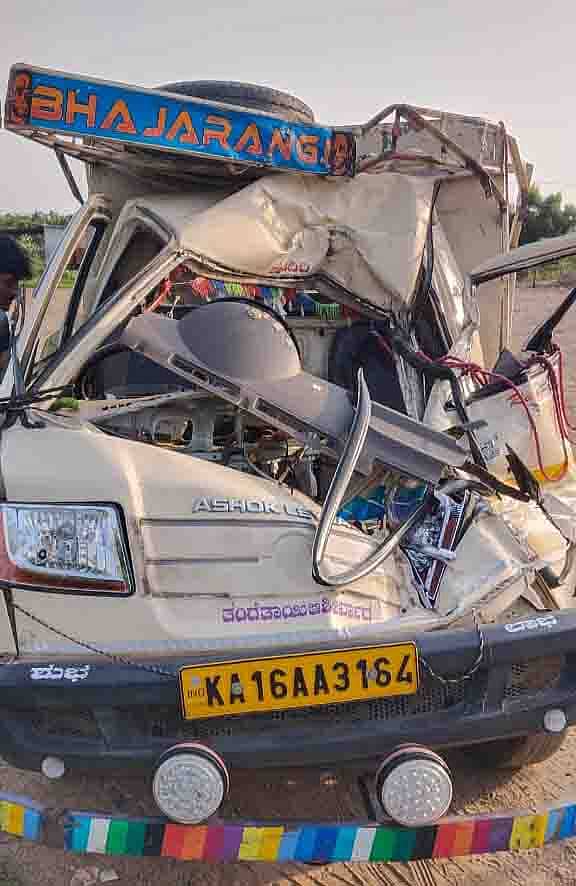 ಹಿರಿಯೂರಿನ ಚಳ್ಳಕೆರೆ ರಸ್ತೆಯ ಆರ್.ಕೆ. ಪವರ್ ಜೆನ್ ಸಮೀಪ ಶನಿವಾರ ಲಾರಿ ಡಿಕ್ಕಿ ಹೊಡೆದು ಜಖಂಗೊಂಡಿರುವ ಸರಕು ಸಾಗಣೆ ವಾಹನ