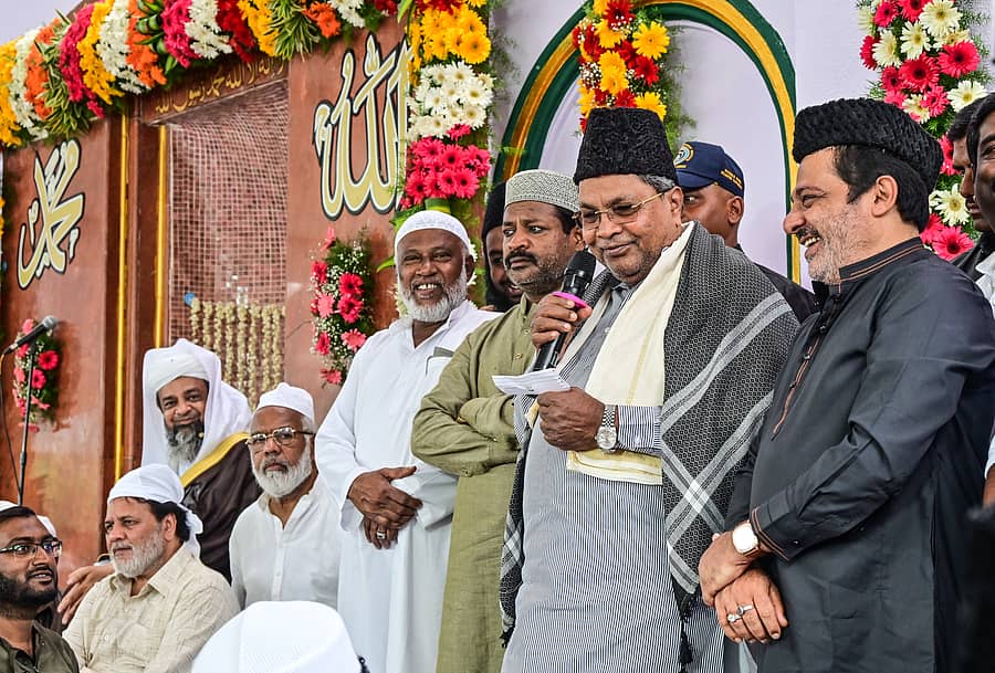 ಬೆಂಗಳೂರಿನ ಚಾಮರಾಜಪೇಟೆಯ ಈದ್ಗ ಮೈದಾನದಲ್ಲಿ ಈದ್ ಉಲ್ ಅದಾ ಹಬ್ಬದ ಸಾಮೂಹಿಕ ಪ್ರಾರ್ಥನೆಯ ನಂತರ ಮುಖ್ಯಮಂತ್ರಿ ಸಿದ್ದರಾಮಯ್ಯ ಮಾತನಾಡಿದರು. ವಸತಿ ಮತ್ತು ವಕ್ಫ್ ಸಚಿವ ಜಮೀರ್ ಅಹ್ಮದ್ ಖಾನ್ ಉಪಸ್ಥಿತರಿದ್ದರು. ಪ್ರಜಾವಾಣಿ ಚಿತ್ರ/ ಪ್ರಶಾಂತ್ ಎಚ್.ಜಿ.