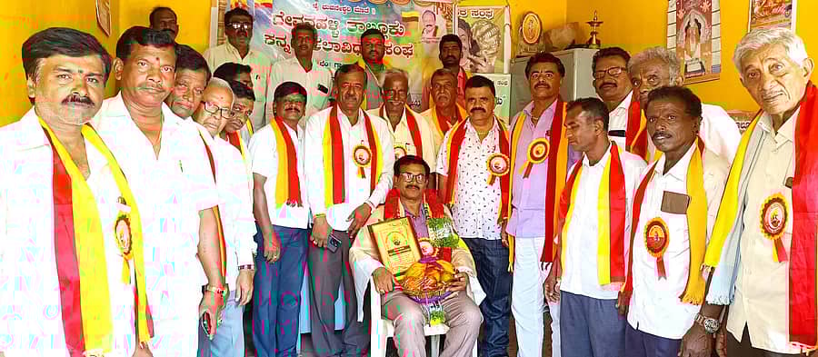 ವಿಜಯಪುರ ಕನ್ನಡ ಕಲಾವಿದರ ಸಂಘದ ಕಚೇರಿಯಲ್ಲಿ ಆಯೋಜಿಸಿದ್ದ 112ನೇ ಮಾಸದ ಕನ್ನಡ ದೀಪ ಕಾರ್ಯಕ್ರಮದಲ್ಲಿ ಕಲಾವಿದ ಚಂದ್ರಶೇಖರ್ ಹಡಪದ್ ಅವರನ್ನು ಸನ್ಮಾನಿಸಲಾಯಿತು