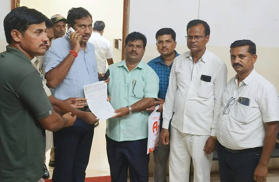 ಕಲ್ಯಾಣ ಕರ್ನಾಟಕ ಪ್ರೌಢಶಾಲಾ ಶಿಕ್ಷಕರ ಸಂಘದ ಪದಾಧಿಕಾರಿಗಳು ಬೀದರ್ನಲ್ಲಿ ಜಿಲ್ಲಾಧಿಕಾರಿ ಗೋವಿಂದ ರೆಡ್ಡಿ ಅವರಿಗೆ ಮನವಿ ಪತ್ರ ಸಲ್ಲಿಸಿದರು