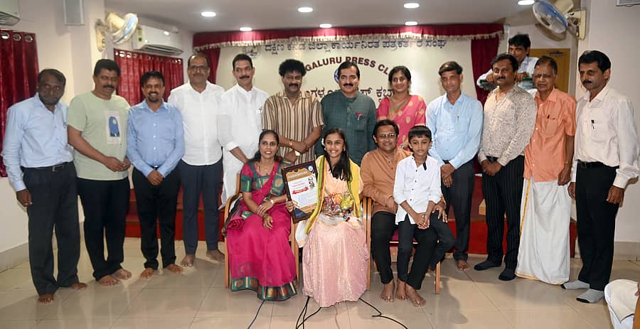 <div class="paragraphs"><p>ಕಾರ್ಯಕ್ರಮದಲ್ಲಿ ರಿಷಿಕಾ ಕುಂದೇಶ್ವರ ಅವರನ್ನು ಸನ್ಮಾನಿಸಲಾಯಿತು.</p></div>