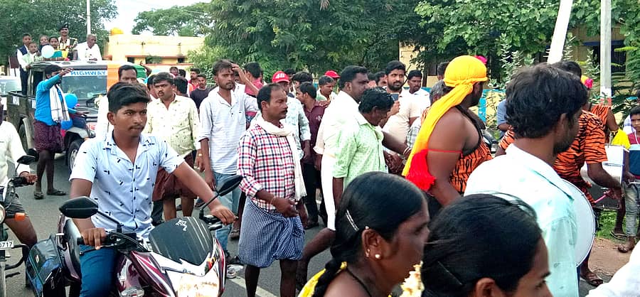 ನಿವೃತ್ತ ಯೋಧ ಎಸ್.ಕೆ. ಬಸವರಾಜ್ ಅವರನ್ನು ಮೊಳಕಾಲ್ಮುರು ತಾಲ್ಲೂಕಿನ ಕೊಂಡ್ಲಹಳ್ಳಿಯಲ್ಲಿ ಬುಧವಾರ ಗ್ರಾಮಸ್ಥರು ಸ್ವಾಗತಿಸಿದರು