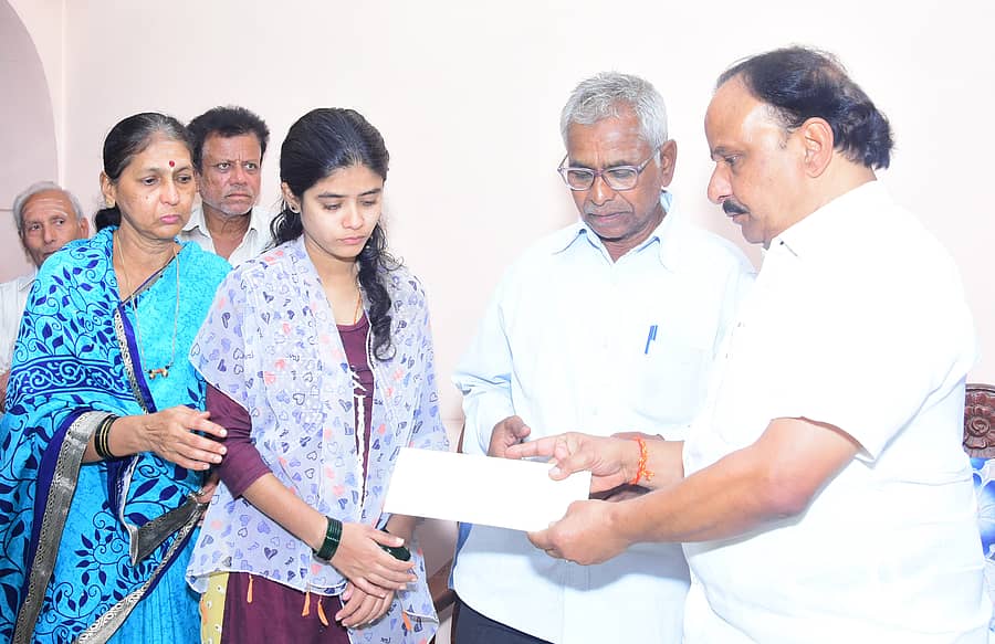 ಜಿಲ್ಲಾ ಉಸ್ತುವಾರಿ ಸಚಿವ ಡಿ.ಸುಧಾಕರ್ ಅವರು ರೇಣುಕಸ್ವಾಮಿ ಕುಟುಂಬ ಸದಸ್ಯರಿಗೆ ₹ 2 ಲಕ್ಷ ಪರಿಹಾರದ ಚೆಕ್ ವಿತರಿಸಿದರು