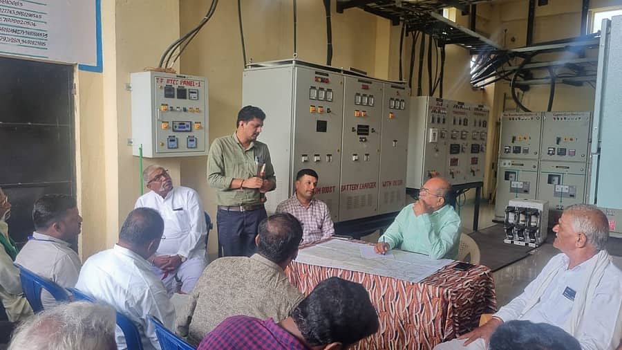 23 ಎಚ್ ಬಿ ವಿ 01 ವರದಾ ನದಿಯಿಂದ ಕೆರೆಗಳಿಗೆ ನೀರು ಬಿಡುವ ಕುರಿತು ಶಾಸಕ ಯು.ಬಿ.ಬಣಕಾರ ರೈತರು ಹಾಗೂ ಅಧಿಕಾರಿಗಳೊಂದಿಗೆ ಸಭೆ ನಡೆಸಿದರು.