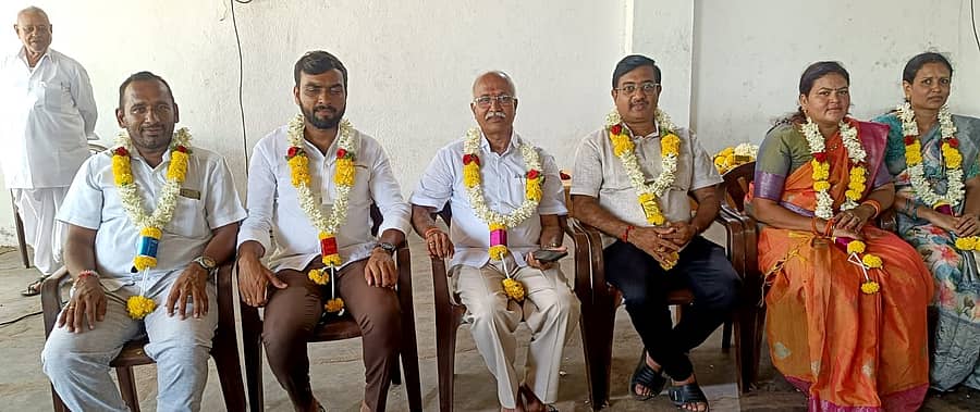 ಕಾರಟಗಿಯಲ್ಲಿ ಭಾನುವಾರ ನಡೆದ ಬಣಜಿಗ ಕ್ಷೇಮಾಭಿವೃದ್ಧಿ ಸಂಘದ ನೂತನ ಪದಾಧಿಕಾರಿಗಳಾಗಿ ಆಯ್ಕೆಯಾದವರನ್ನು ಸಮಾಜದವರು ಸನ್ಮಾನಿಸಿದರು