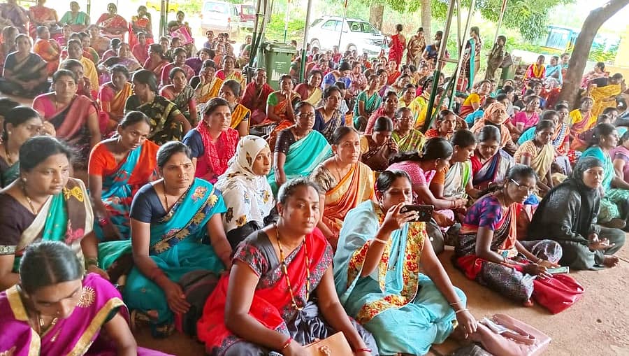 ಅಂಗನವಾಡಿ ಕಾರ್ಯಕರ್ತೆಯರು ಹಾಗೂ ಸಹಾಯಕಿಯರು ಬೀದರ್ನಲ್ಲಿ ಸಚಿವ ರಹೀಂ ಖಾನ್ ಅವರ ಕಚೇರಿ ಎದುರು ಬುಧವಾರ ಧರಣಿ ನಡೆಸಿದರು