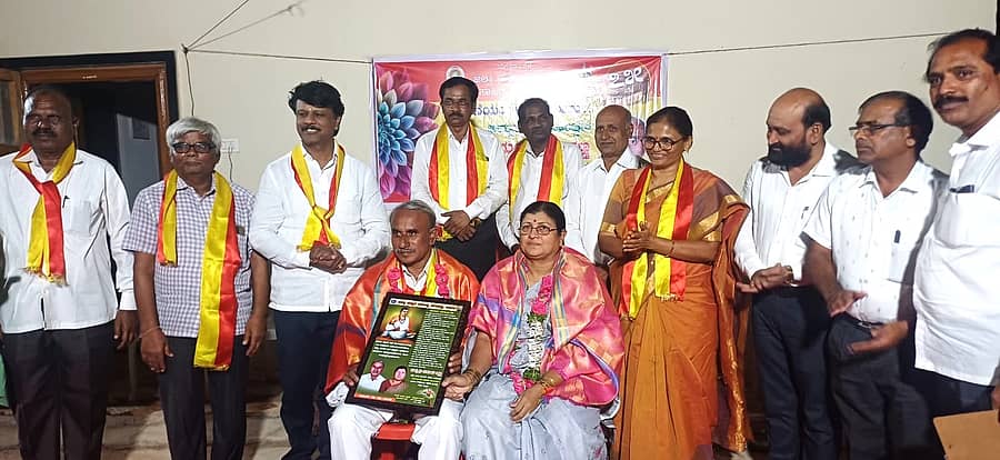 ಕನ್ನಡ ಸಾಹಿತ್ಯ ಪರಿಷತ್ತಿನಿಂದ ಬೀದರ್‌ನಲ್ಲಿ ಸೋಮವಾರ ಏರ್ಪಡಿಸಿದ್ದ ಸಮಾರಂಭದಲ್ಲಿ ಸಾಹಿತಿ ಗುರುನಾಥ ಅಕ್ಕಣ್ಣ ದಂಪತಿಯನ್ನು ಸನ್ಮಾನಿಸಲಾಯಿತು