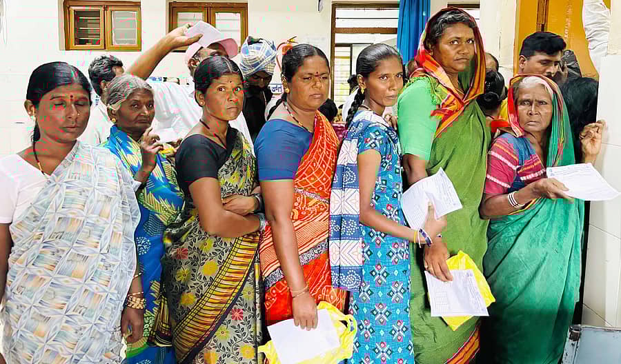 ಕನಕಗಿರಿಯ ಸಮುದಾಯ ಆರೋಗ್ಯ ಕೇಂದ್ರದಲ್ಲಿ ತಪಾಸಣೆಗಾಗಿ ಜನರು ಮುಗಿಬಿದ್ದಿರುವುದು