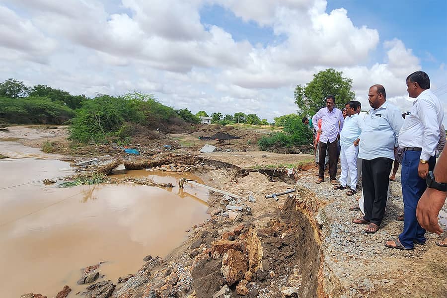 ಲಕ್ಷ್ಮೇಶ್ವರ ತಾಲ್ಲೂಕಿನಲ್ಲಿ ಸೋಮವಾರ ಮತ್ತು ಮಂಗಳವಾರ ಸುರಿದ ರಭಸದ ಮಳೆಗೆ ಕಿತ್ತು ಹೋದ ಪುಟಗಾಂವ್ಬಡ್ನಿ ಗ್ರಾಮದ ರಸ್ತೆಯನ್ನು ಶಾಸಕ ಡಾ.ಚಂದ್ರು ಲಮಾಣಿ ಬುಧವಾರ ವೀಕ್ಷಿಸಿದರು