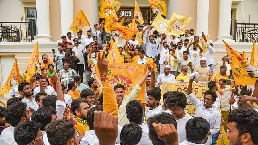 <div class="paragraphs"><p>ಆಂಧ್ರಪ್ರದೇಶ ವಿಧಾನಸಭೆ ಚುನಾವಣೆಯಲ್ಲಿ ಭರ್ಜರಿ ಜಯ ಹಿನ್ನೆಲೆಯಲ್ಲಿ ತೆಲುಗು ದೇಶಂ ಪಕ್ಷದ ಕಾರ್ಯಕರ್ತರು ಮಂಗಳವಾರ ಹೈದರಾಬಾದ್‌ನಲ್ಲಿ ಸಂಭ್ರಮಿಸಿದ ಬಗೆ ಇದು   </p></div>