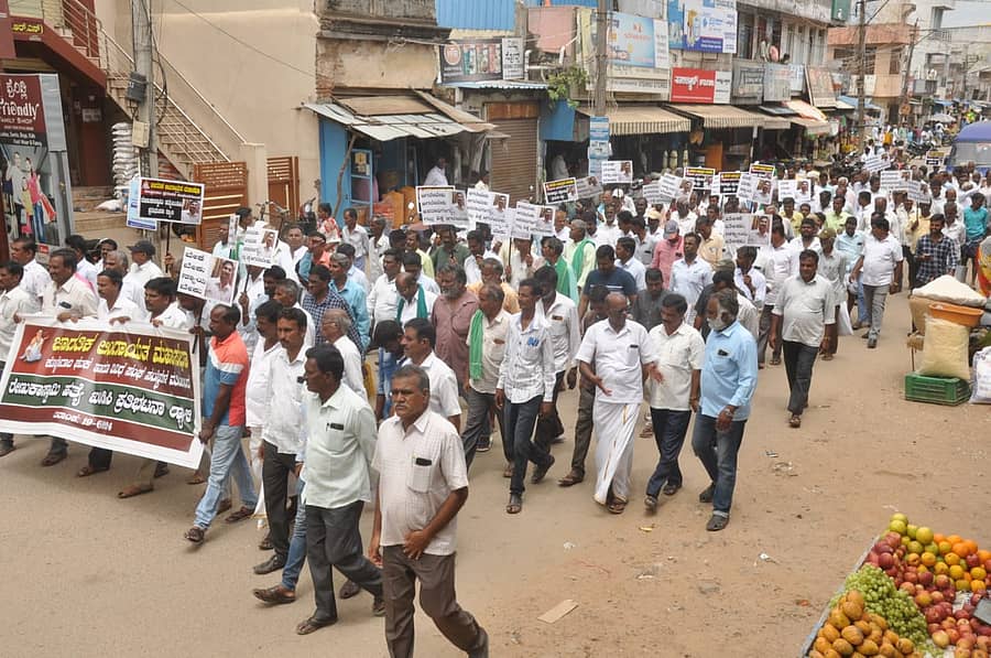 ಕೊಳ್ಳೇಗಾಲ ಜಾಗತಿಕ ಲಿಂಗಾಯತ ಮಹಾಸಭಾ ಹಾಗೂ ವಿವಿಧ ಪ್ರಗತಿಪರ ಸಂಘಟನೆಗಳಿಂದ ರೇಣುಕಾಸ್ವಾಮಿ ಹತ್ಯೆ ಖಂಡಿಸಿ ಬುಧವಾರ ಪ್ರತಿಭಟನೆ ನಡೆಯಿತು.