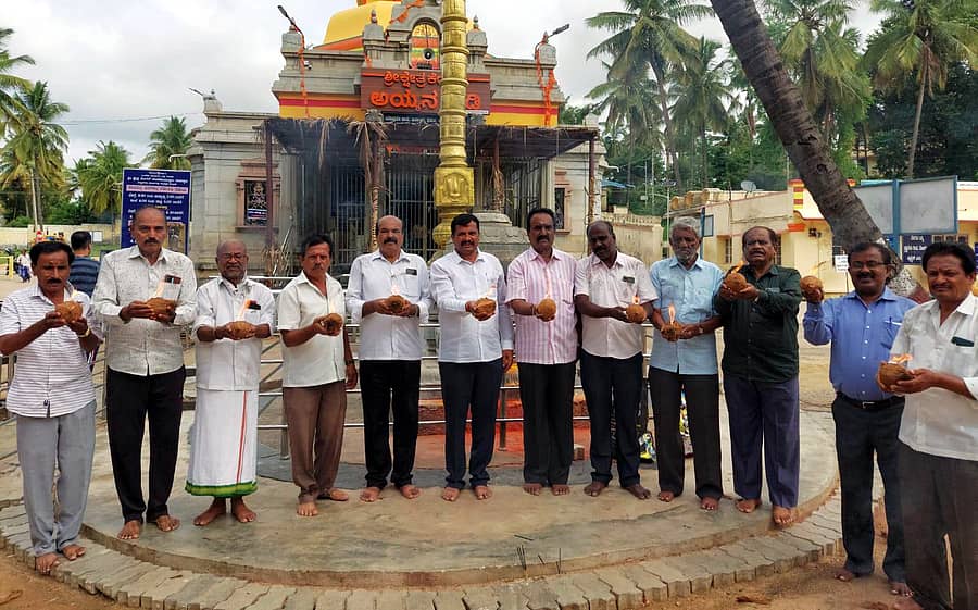 ಚನ್ನಪಟ್ಟಣ ತಾಲ್ಲೂಕಿನ ಇತಿಹಾಸ ಪ್ರಸಿದ್ಧ ಕೆಂಗಲ್ ಆಂಜನೇಯಸ್ವಾಮಿ ದೇವಸ್ಥಾನದ ಆವರಣದಲ್ಲಿ ಬಿಜೆಪಿ ಹಾಗೂ ಜೆಡಿಎಸ್ ಮುಖಂಡರು ಈಡುಗಾಯಿ ಒಡೆದರು