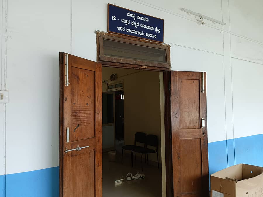ಕಾರವಾರದ ಜಿಲ್ಲಾಧಿಕಾರಿ ಕಚೇರಿಯಲ್ಲಿರುವ ಸಂಸದರ ಕಚೇರಿಗೆ ಫಲಕ ಅಳವಡಿಸಿರುವುದು