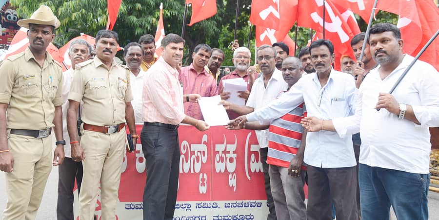 ತುಮಕೂರು ಜಿಲ್ಲಾಧಿಕಾರಿ ಕಚೇರಿ ಮುಂಭಾಗ ಬುಧವಾರ ಅಗತ್ಯ ವಸ್ತುಗಳ ಬೆಲೆ ಏರಿಕೆ ಖಂಡಿಸಿ ಸಿಪಿಎಂ ವತಿಯಿಂದ ಜಿಲ್ಲಾಧಿಕಾರಿ ಕಚೇರಿ ಸಹಾಯಕ ಮೋಹನ್ ಕುಮಾರ್ ಅವರಿಗೆ ಮನವಿ ಸಲ್ಲಿಸಲಾಯಿತು