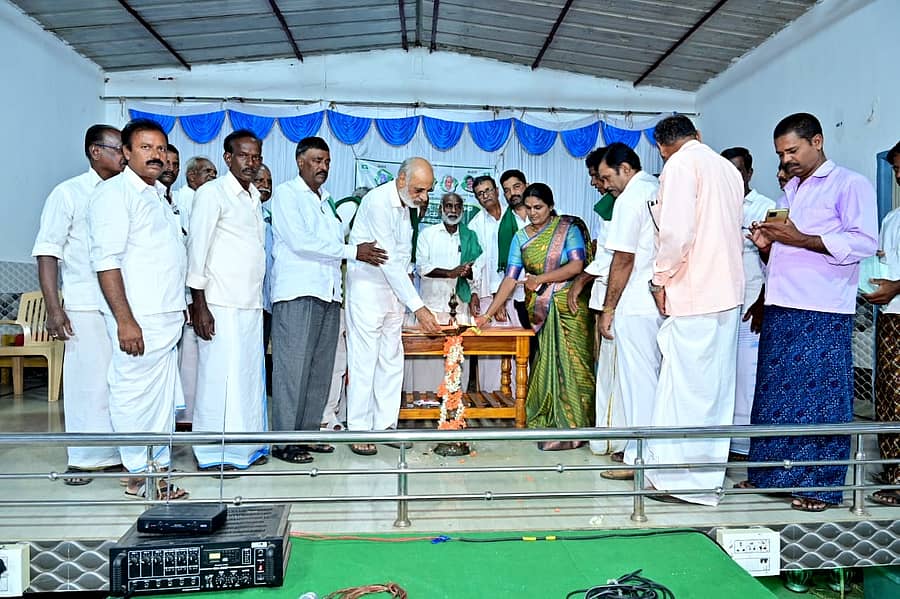 ಚನ್ನಗಿರಿ ತಾಲ್ಲೂಕು ನೀತಿಗೆರೆ ಗ್ರಾಮದಲ್ಲಿ ಸೋಮವಾರ ನಡೆದ ರೈತ ಸಂಘದ ಗ್ರಾಮ ಘಟಕವನ್ನು ರಾಜ್ಯ ಘಟಕದ ಅಧ್ಯಕ್ಷ ಎಚ್.ಆರ್. ಬಸವರಾಜಪ್ಪ ಉದ್ಘಾಟಿಸಿದರು