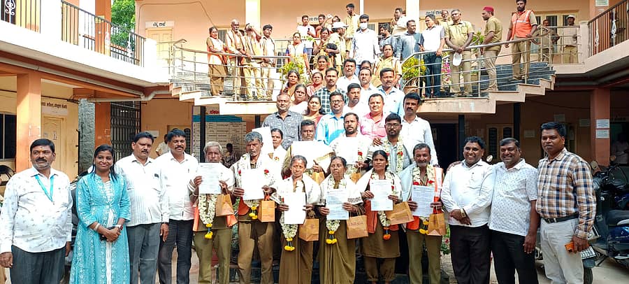 ದೇವನಹಳ್ಳಿ ಪುರಸಭೆ ಕಚೇರಿ ಆವರಣದಲ್ಲಿ ಕಾಯಂ ಆಗಿರುವ ಪೌರಕಾರ್ಮಿಕರಿಗೆ ಆದೇಶ ಪತ್ರ ನೀಡಿ ಸನ್ಮಾನಿಸಲಾಯಿತು